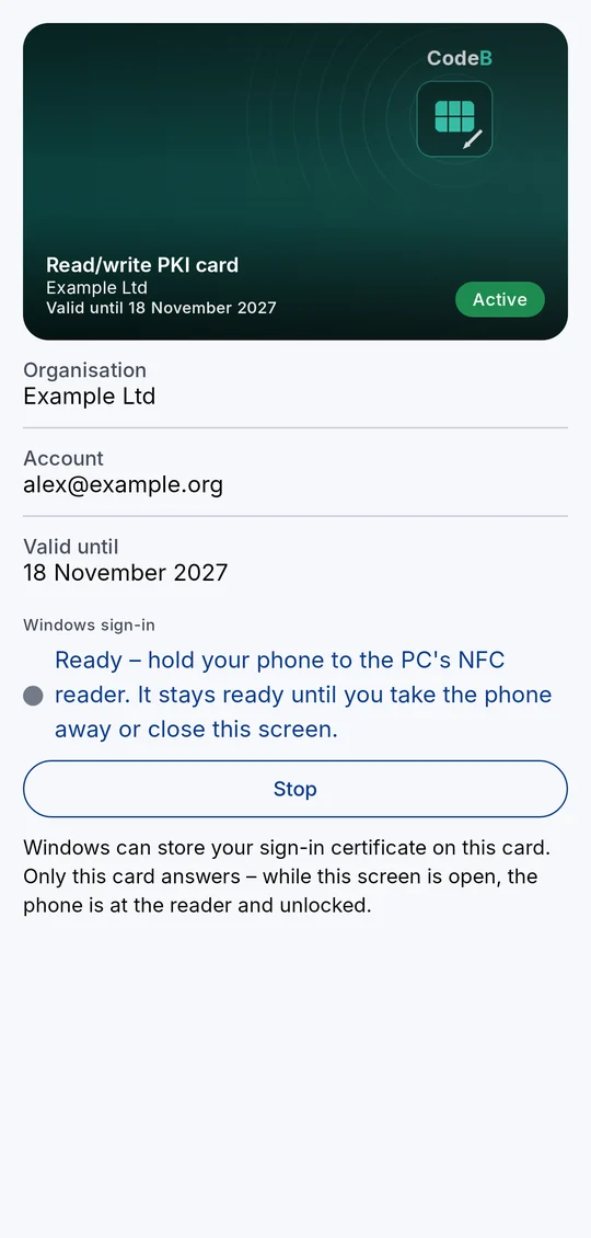 La carte PKI en lecture/écriture est prête : approchez votre téléphone du lecteur NFC du PC – elle reste prête jusqu’à ce que vous éloigniez le téléphone – avec un bouton Arrêter